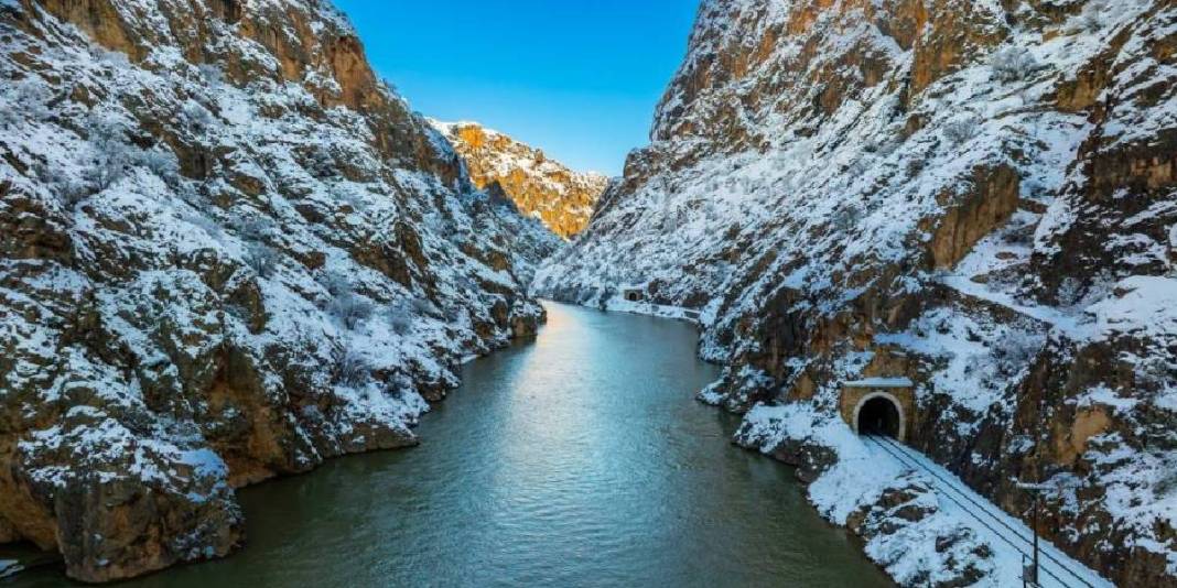 Sessizce akıyor, bambaşka bir zamana götürüyor! Türkiye’nin doğa harikası: Huzurlu bir keşif imkanı sunuyor 4